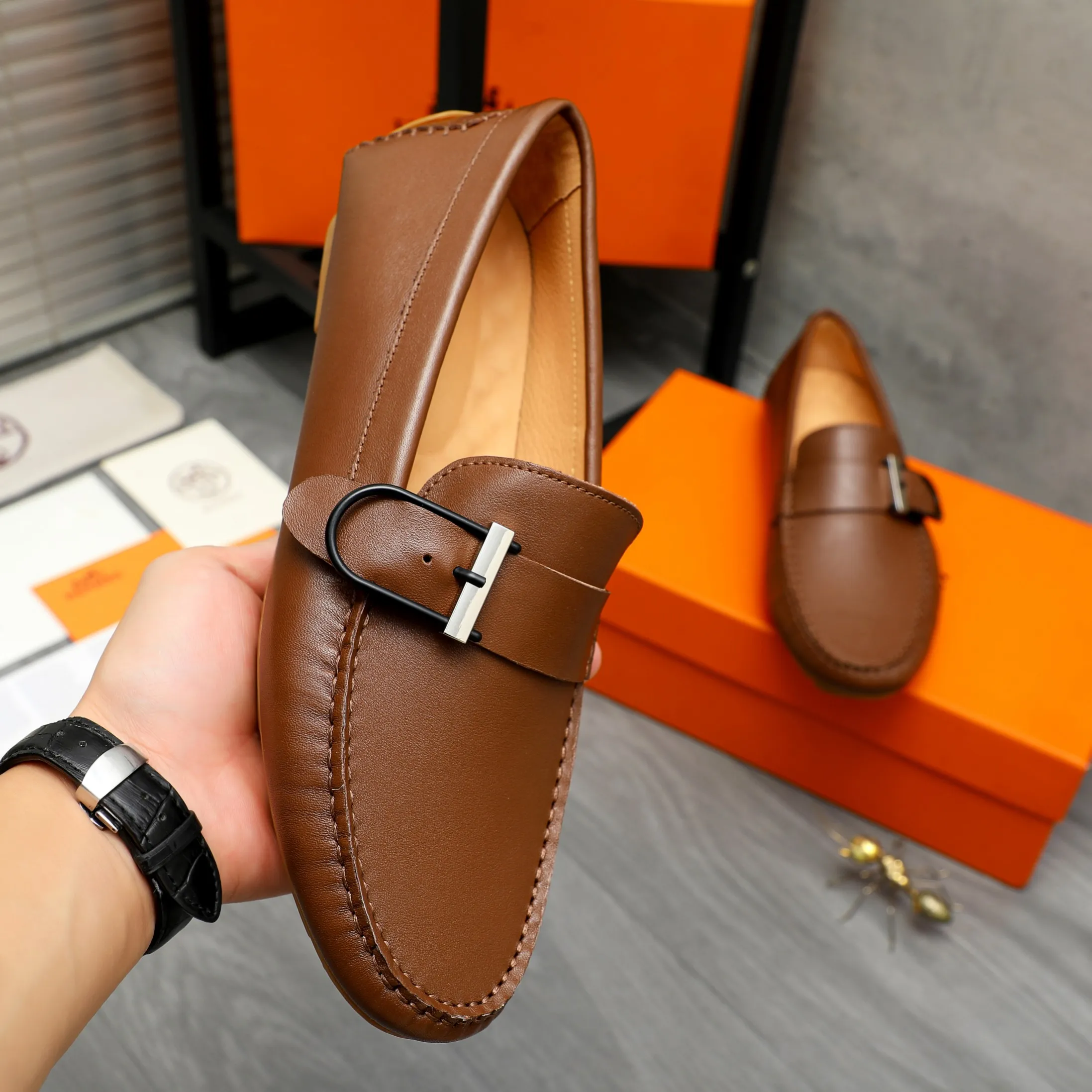 P380 Product trademark: HERMES "Hermes" casual slip-on men's shoes. Regular size: 38-44 Product material: Selected small pebbled cowhide upper, pigskin lining, rubber outsole
